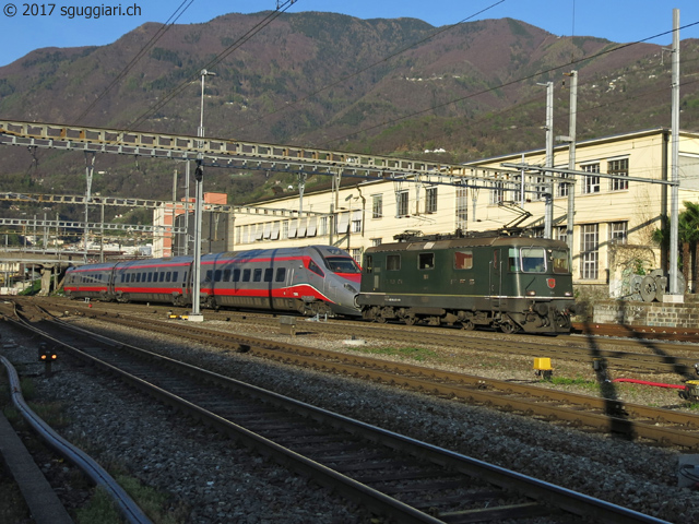 FFS Re 4/4 II 11161 con parte del Trenitalia ETR 610 002