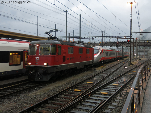 FFS Re 4/4 II 11192 con parte del Trenitalia ETR 610 002