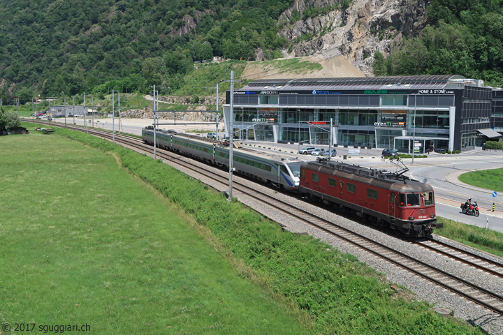 FFS Re 620 030-7 'Herzogenbuchsee' con ETR 470-9 'Insubrico'