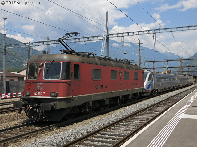 SBB Re 620 030-7 'Herzogenbuchsee' con ETR 470-9 'Insubrico'