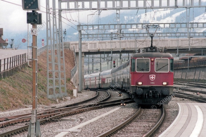 SBB Re 4/4 II 11303 con IC2000