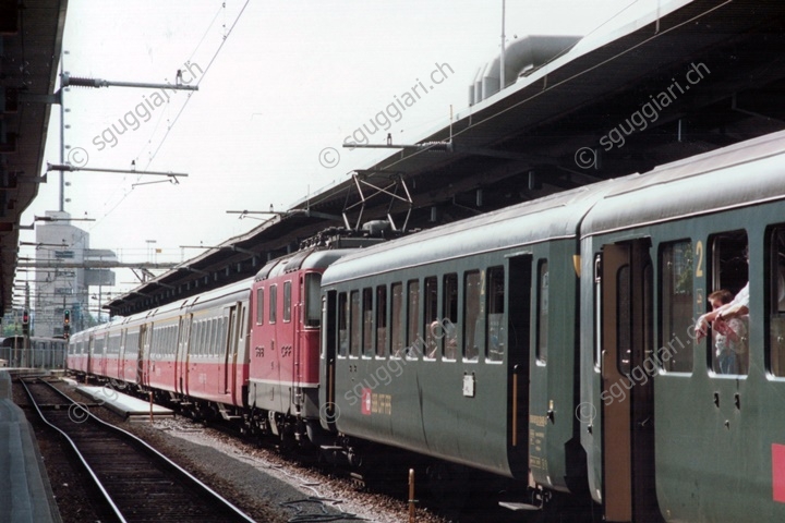 SBB Re 4/4 II con Swiss Express
