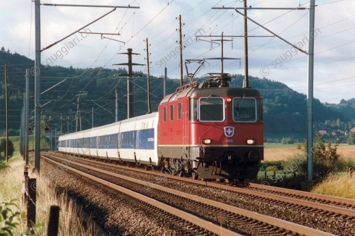 SBB Re 4/4 II 11325 con Talgo Pendular