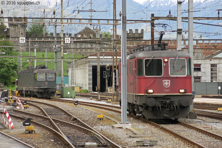 SBB Re 4/4 II 11327 e Re 6/6 11663 'Eglisau'