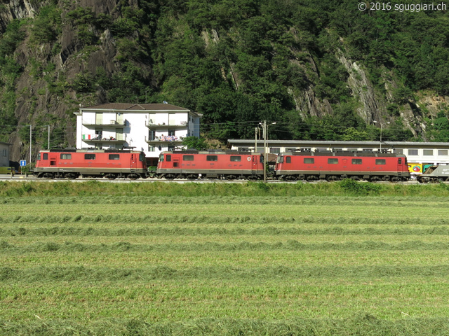 SBB Re 420 284-2, Re 4/4 II 11278 'Cham' e Re 6/6 11657 'Estavayer-le-Lac'