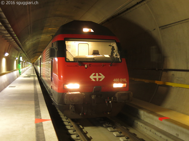 SBB Re 460 016-9 nella stazione multifunzionale di Sedrun