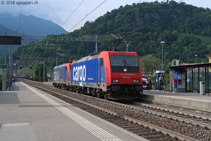 SBB Re 484 019-5 con al traino la Re 474 013-0