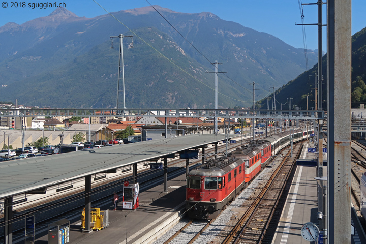 SBB Re 4/4 II 11164, 11108 'Swiss Express' e 11155