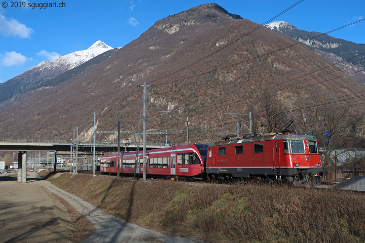 SBB Re 4/4 II 11191 e SBB RABe 526 283