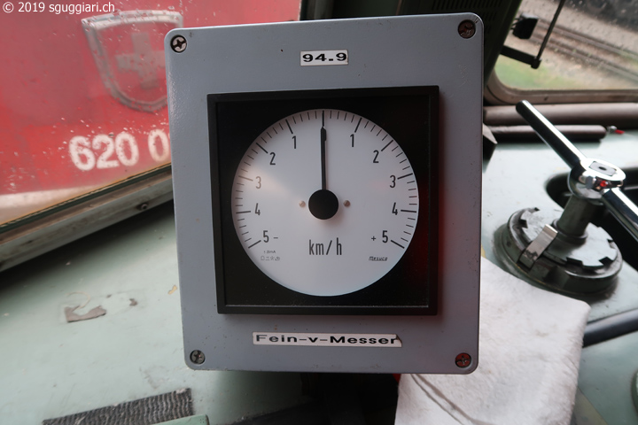 Cabina di guida della FFS Re 4/4 II 11120 con 'Feintacho'