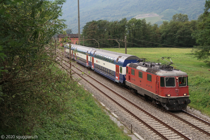 SBB Re 4/4 II 11157 con carrozze HVZ