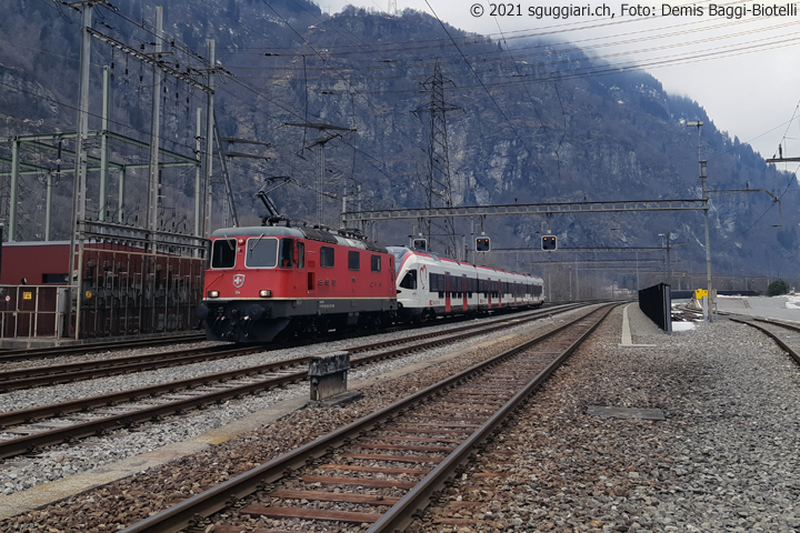 SBB Re 4/4 II 11194 e RABe 521 007