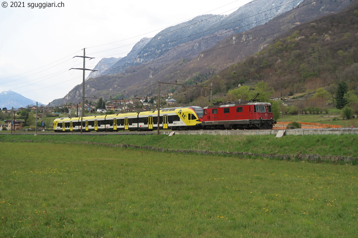 SBB Re 4/4 II 11198 e RABe 521 017 'Fachhochschule Nordwestschweiz'