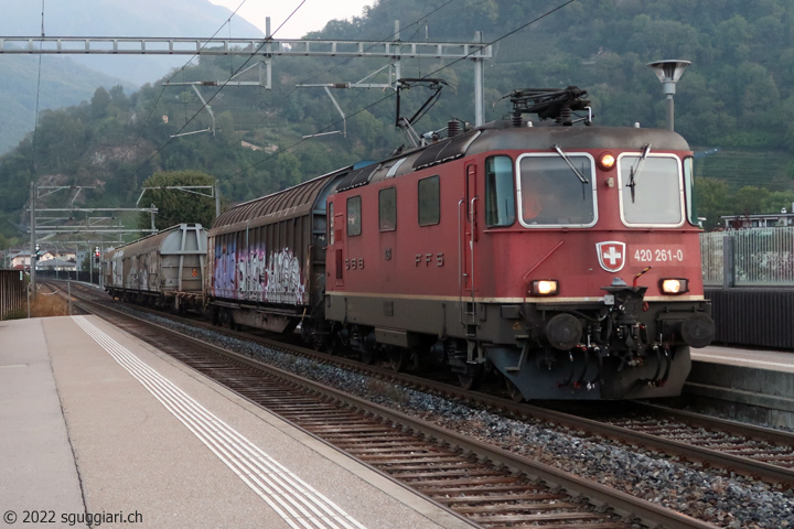 SBB Re 420 261-0 con gancio automatico