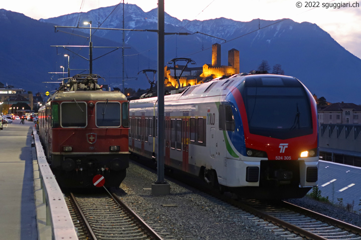 SBB Re 4/4 II 11197 e TILO RABe 524 311