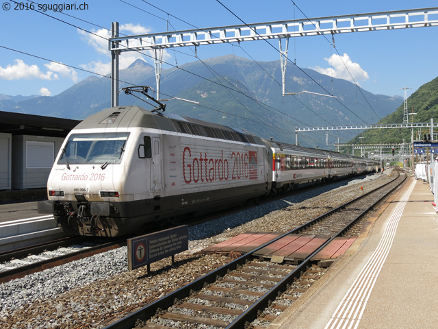 SBB Re 460 098-7 con Extrazug BAV