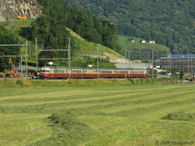 SBB RAe TEE 1053 con Re 4/4 II 11161 in testa