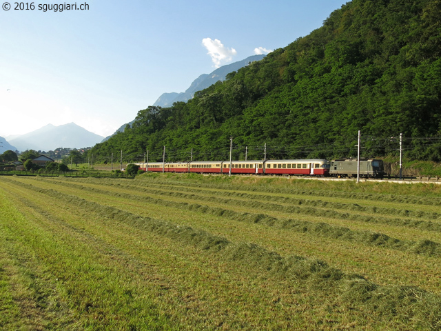 SBB RAe TEE 1053 con Re 4/4 II 11161 in testa