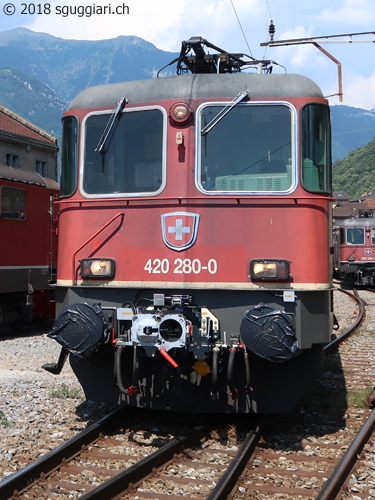 Re 420 280-0 con gancio automatico / Hybridkupplung