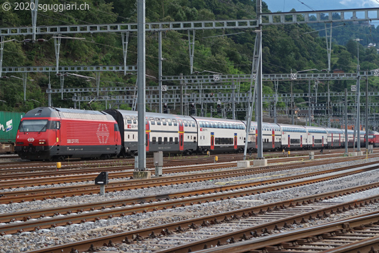 FFS Re 460 084-7 con IC2000 a Bellinzona